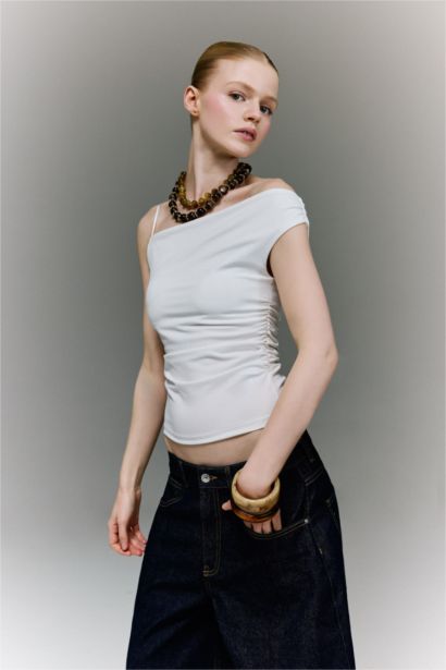 بلوزة سليم فيت بكتف واحد