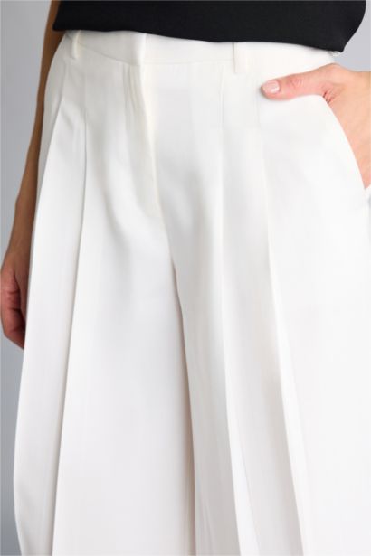 Regular Waist Straight Leg Tencel Shorts