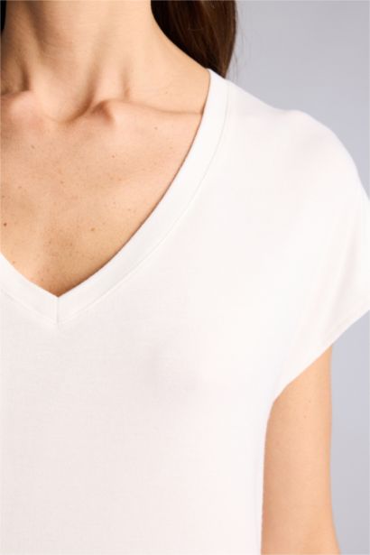 V Yaka Basıc Düz Kısa Kollu Tişört