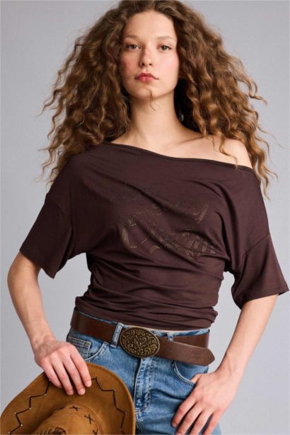 Fıtted Açık Omuz Baskılı Kısa Kollu Tişört