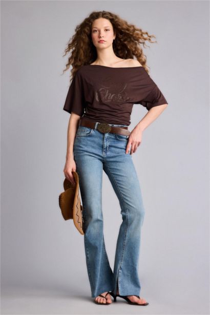 Fıtted Açık Omuz Baskılı Kısa Kollu Tişört