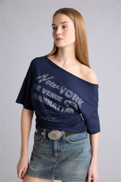 Fıtted Açık Omuz Baskılı Tişört