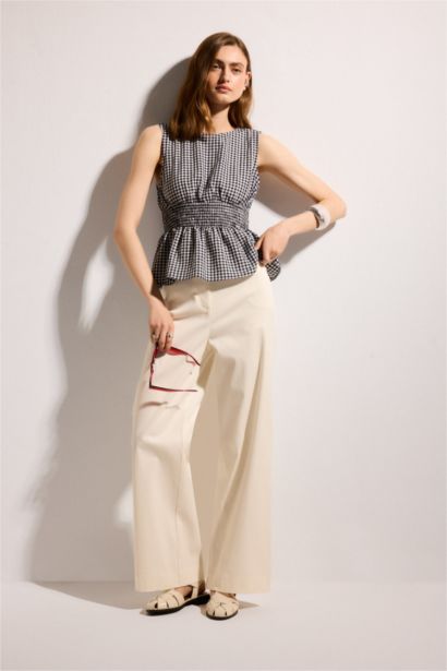 Fıtted Kare Yaka Pötikareli Gofre Dokulu Kolsuz Bluz