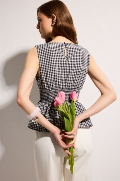 Fıtted Kare Yaka Pötikareli Gofre Dokulu Kolsuz Bluz