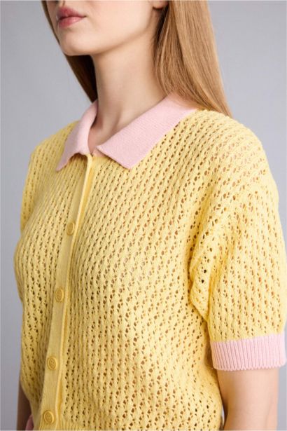 Sarı polo yaka detayına sahip triko yelek