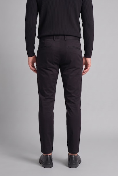 Jean à taille normale et jambe fuselée Coupe tapered