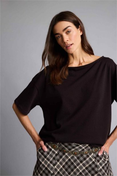 Relax Fıt Kayık Yaka Basıc Düz Kısa Kollu Tişört