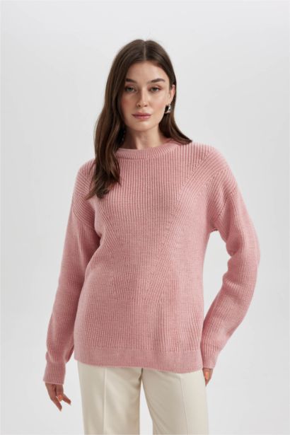 Пуловер стандартного крою з круглим вирізом для жінок