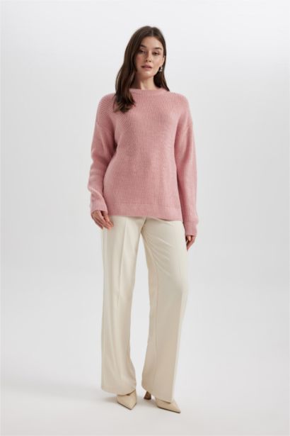 Пуловер стандартного крою з круглим вирізом для жінок