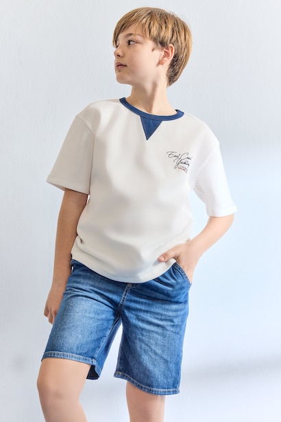 T-shirt écru gaufré imprimé à col rond et manches courtes Coupe régulière pour garçon