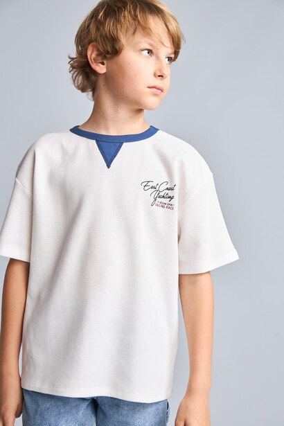 T-shirt écru gaufré imprimé à col rond et manches courtes Coupe régulière pour garçon