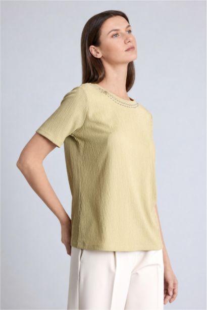 T-shirt kaki à col rond et manches courtes en tissu froissé