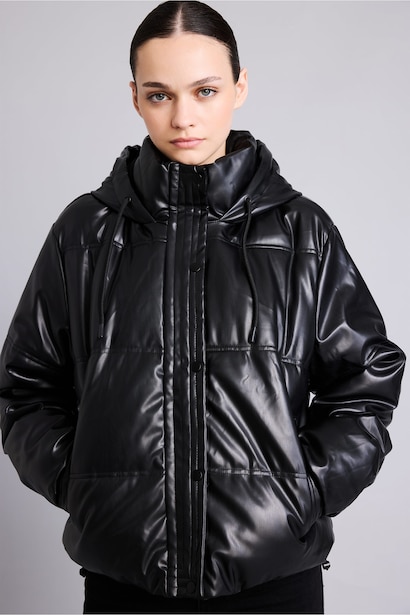 Veste en similicuir à capuche et poches Coupe régulière