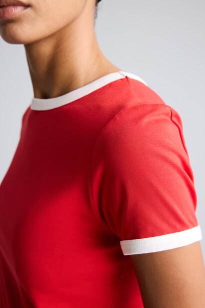Slim Fit Kontrast Şeritli Tişört