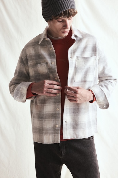 Chemise boxy à manches longues à carreaux avec poche