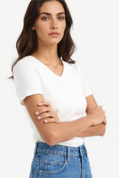 تيشيرت نص كم سادة بيزك سليم فيت بياقة V