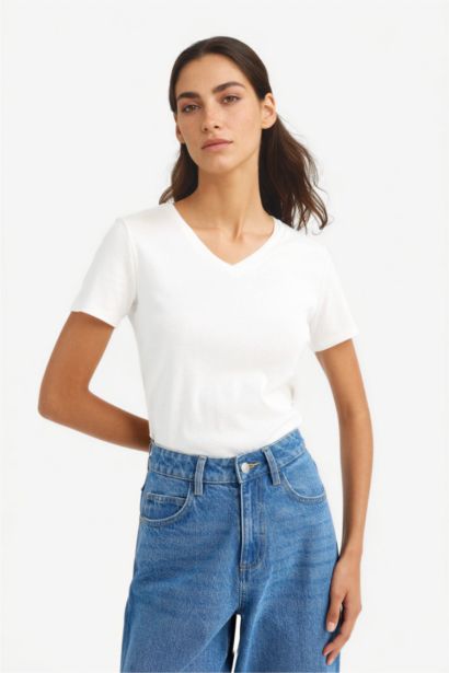 تيشيرت نص كم سادة بيزك سليم فيت بياقة V