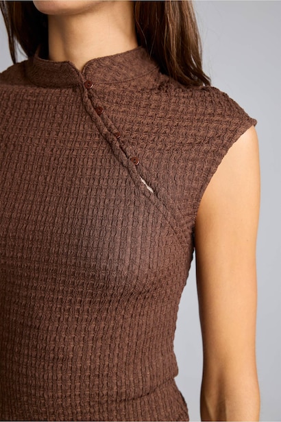Slim Fit Half Turtleneck Sleeveless Top
