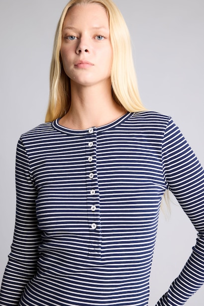Çizgili Düğmeli Fitilli Henley Yaka Uzun Kollu Tişört