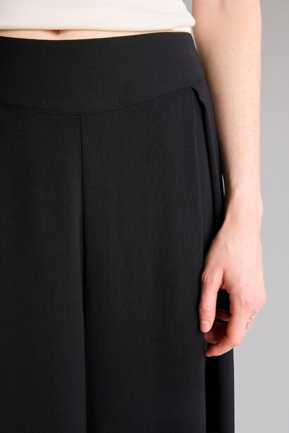 Regular Waist Pleated Aerobin Capri Pants