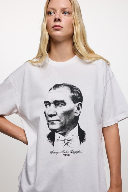 Oversıze Atatürk Baskılı Kısa Kollu Tişört
