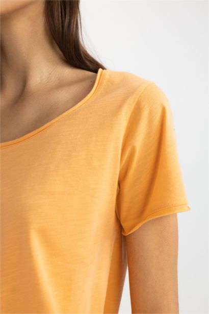 T-Shirt coupe régulière à Manches Courtes à Col Rond