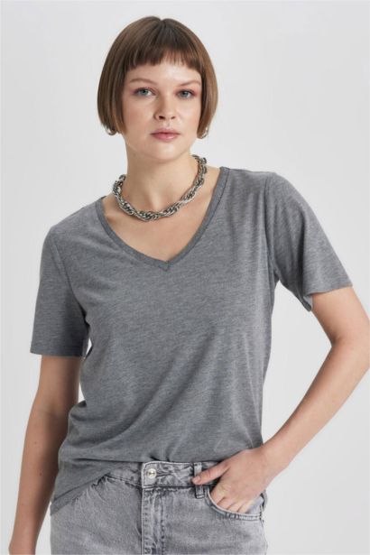 تي شيرت بياقة V قصة عادية