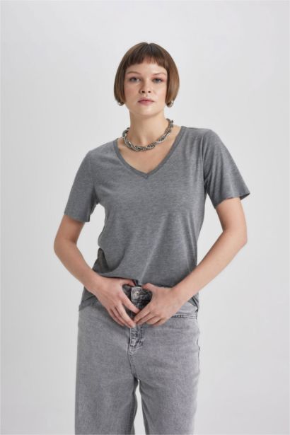 تي شيرت بياقة V قصة عادية