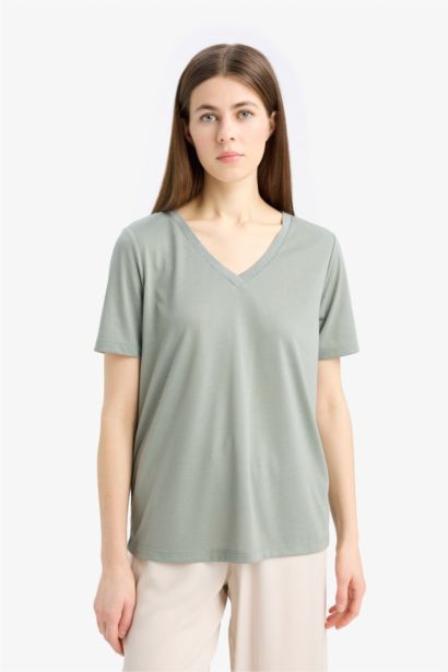 تيشيرت سادة نص كم قصة عادية بياقة V