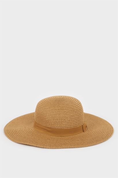 قبعة نسائية من القش