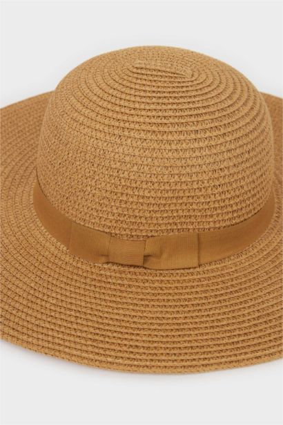 قبعة نسائية من القش