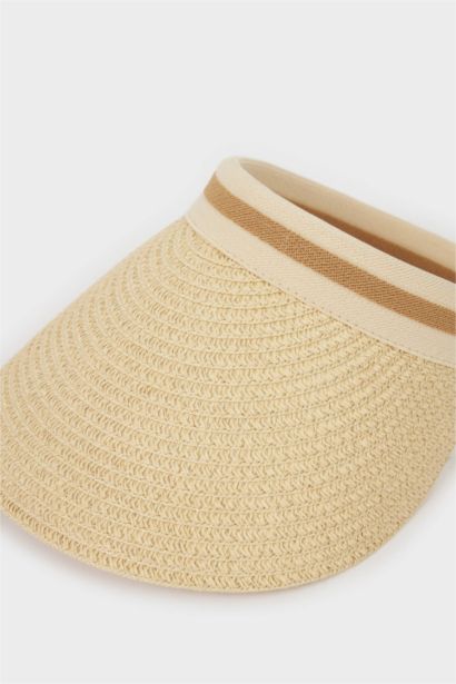 قبعة نسائية من قش