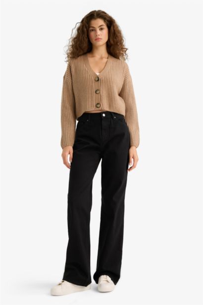 جاكيت تريكو قصة عادية بياخة V بأزرار