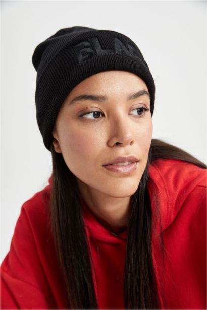 Шапка с патчем-слоганом