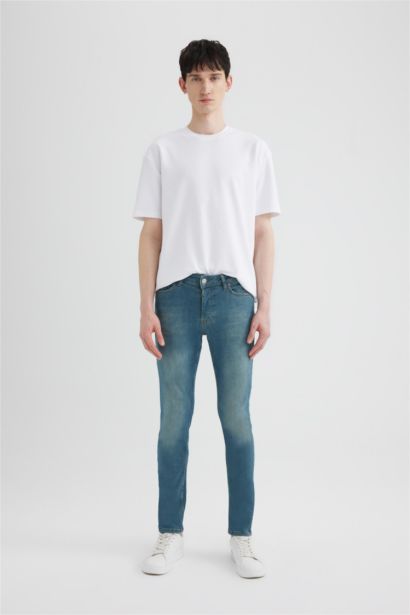 بنطلون جينز سوبر سكيني فيت برجل ضيقة وخصر عادي