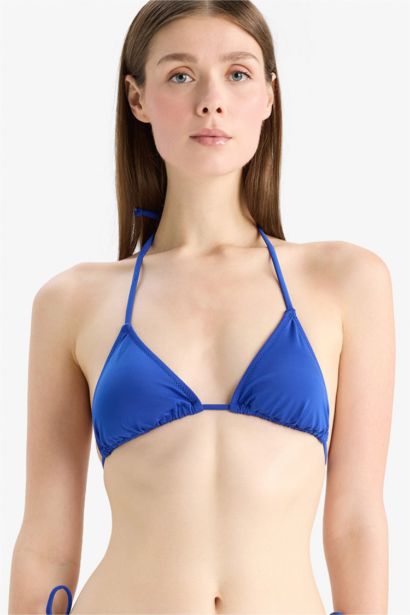 بكيني توب قصة عادية من Fall in Love