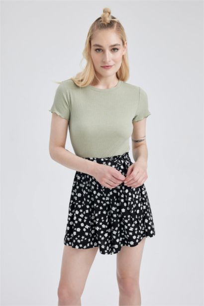 شورت فلورال قصة مريحة بخصر عادي