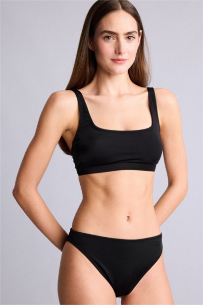 كلوت بكيني قصة عادية