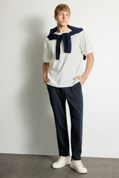 Pantalon bleu marine à jambe droite en tissu extensible