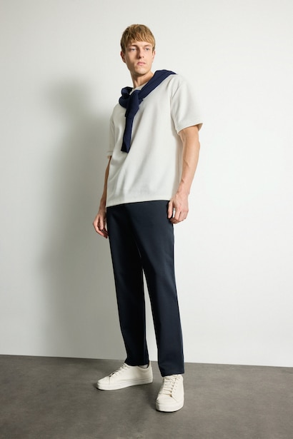Pantalon bleu marine à jambe droite en tissu extensible