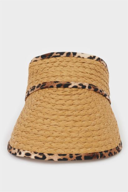 قبعة نسائية من القش