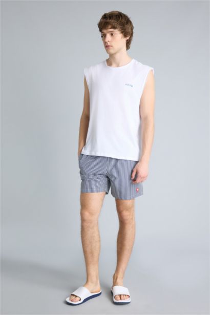 شورت بحر قصير مخطط مبطن