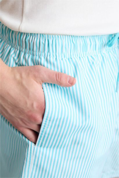 شورت بحر قصير مخطط ببطانة شبكية