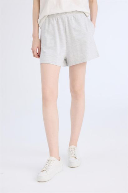 شورت حريمي بأستيك وجيوب