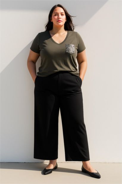 تيشيرت نص كم قصة عادية برقبة V و جيب