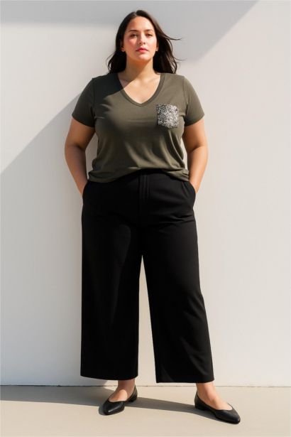 T-shirt à col en V et manches courtes avec poche