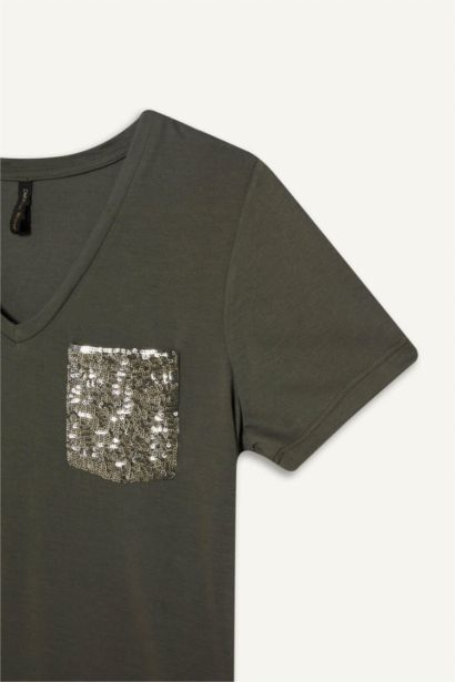 تيشيرت نص كم قصة عادية برقبة V و جيب