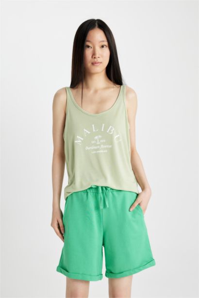 شورت برمودا بقصة عادية