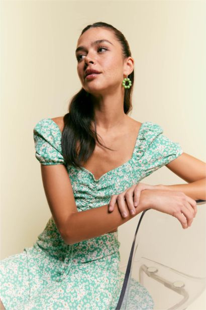 بلوزة كروب توب فلورال نص كم