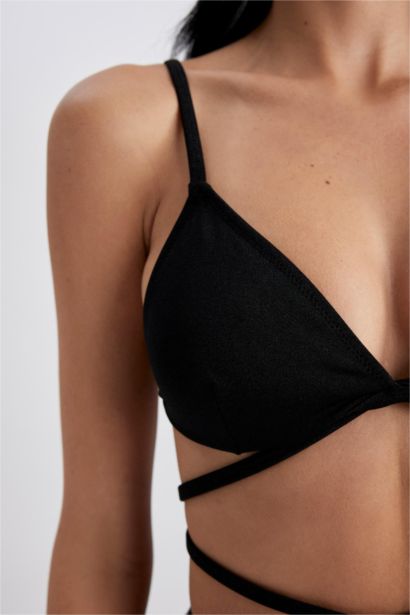 بيكيني توب بقصة عادية من Fall In Love